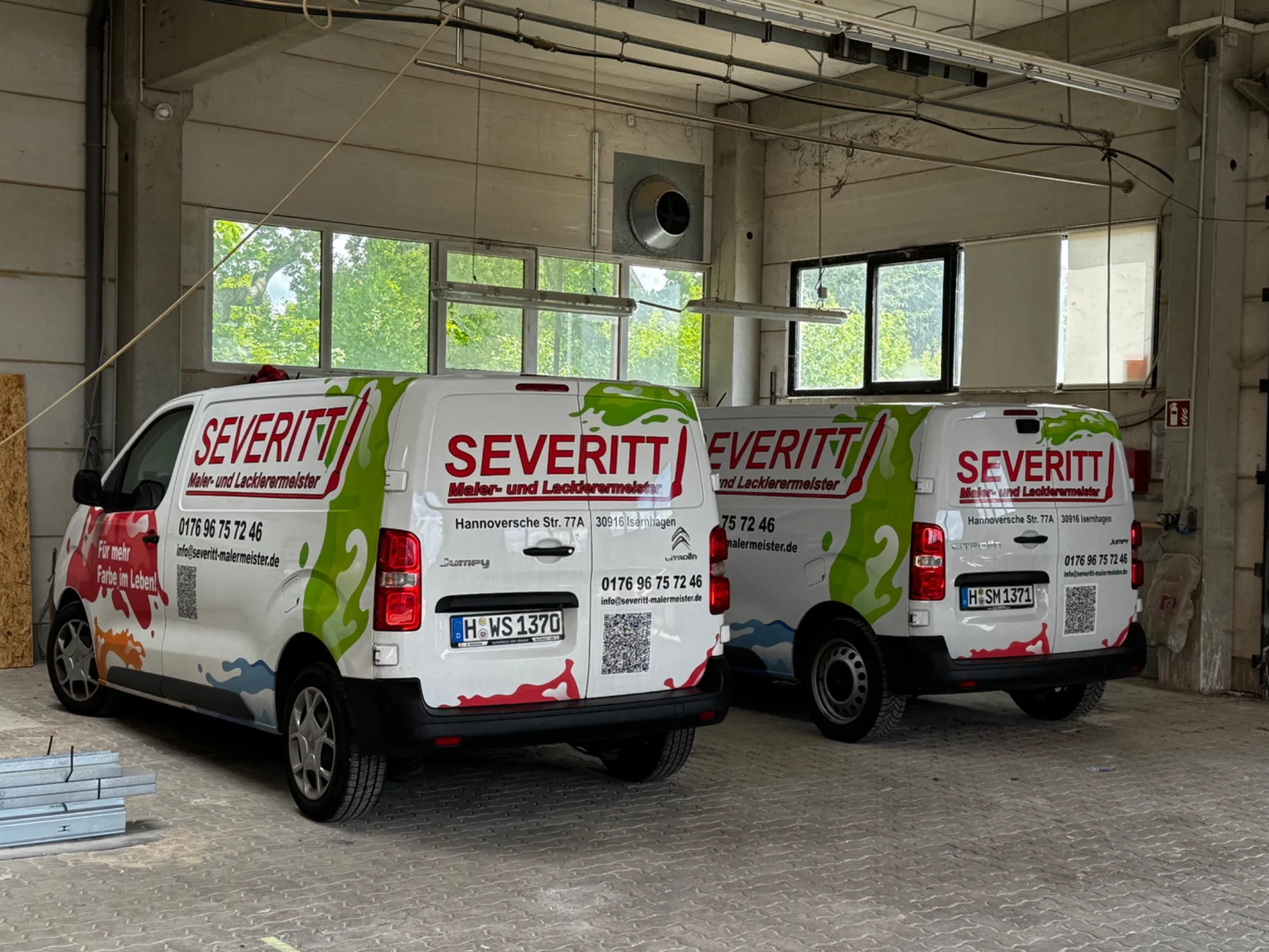 Unsere beiden Severitt-Firmenfahrzeuge in der Halle